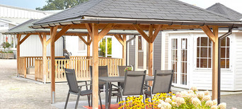 Pavillon mit Holzbalken und Schindeldach