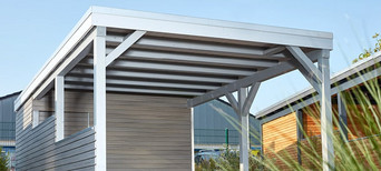 weißer Carport aus Holz