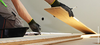 Handwerker verlegt Bodendielen