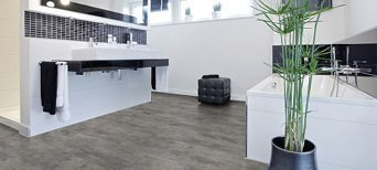 Badezimmer mit Vinylboden in Holzoptik
