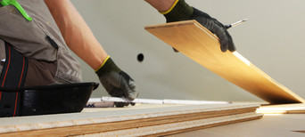 Handwerker verlegt Bodendielen